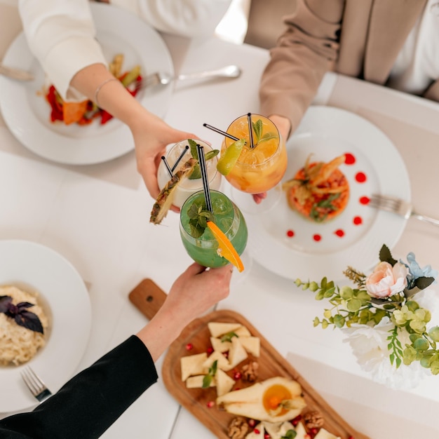 Foto sezione centrale di una donna che prepara il cibo sulla tavola