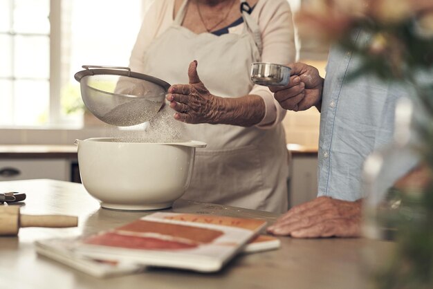 Photo midsection of woman preparing food on table