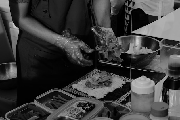 Foto sezione centrale di una donna che prepara il cibo