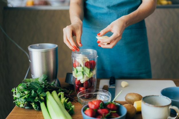 Foto sezione centrale di una donna che prepara il succo