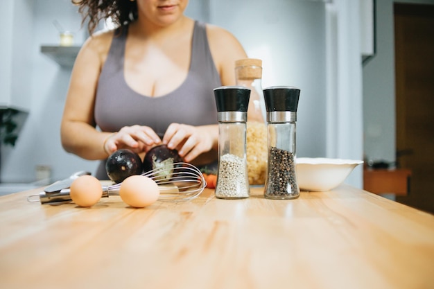 Photo midsection of woman preparing meal at home