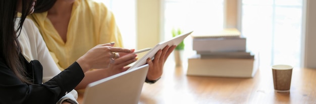 Photo midsection of woman reading book at home