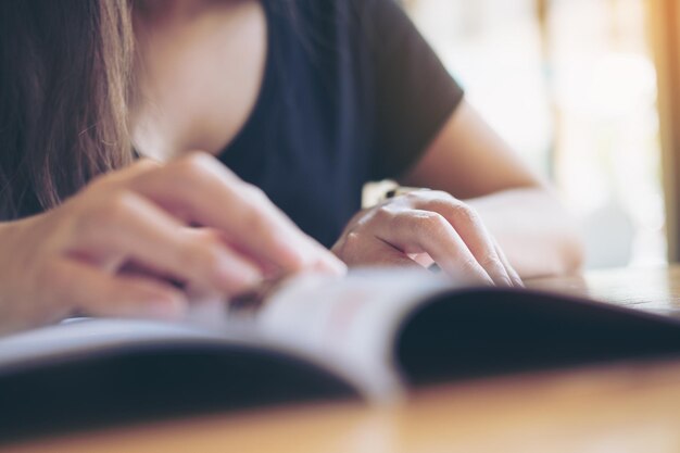 テーブルで本を読んでいる女性の中間部分