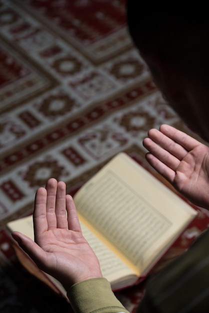 Foto sezione centrale di una donna che legge un libro