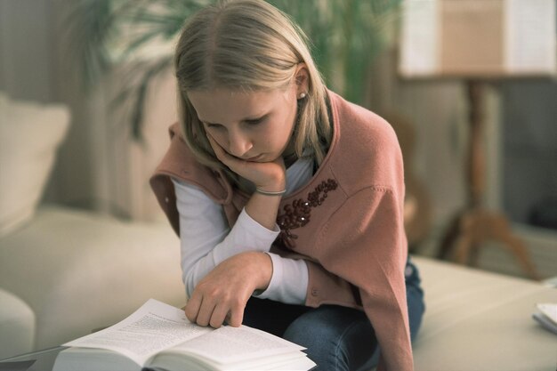 Photo midsection of woman reading book