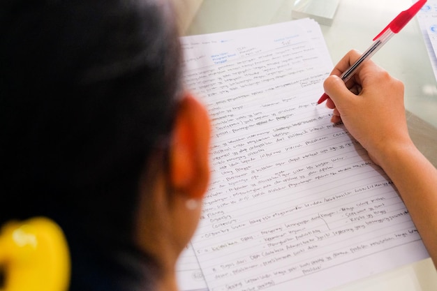 Photo midsection of woman reading book