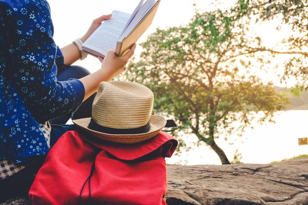 Photo midsection of woman reading book