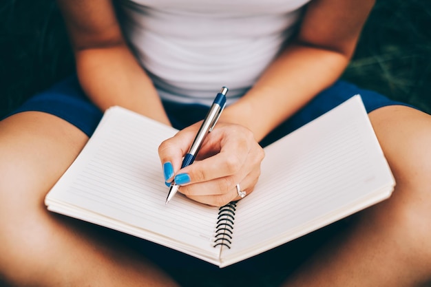 Photo midsection of woman reading book