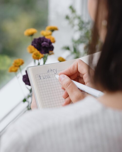 Photo midsection of woman reading book