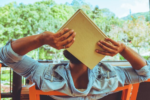 Photo midsection of woman reading book