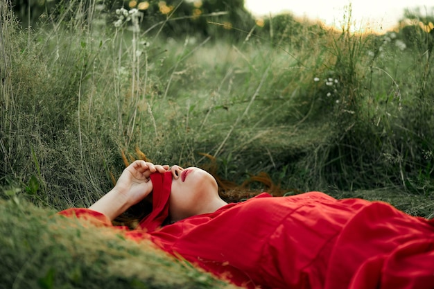 Foto sezione centrale di una donna che si rilassa sul campo