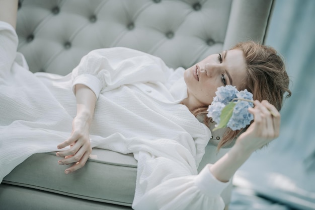 Photo midsection of woman resting on bed at home