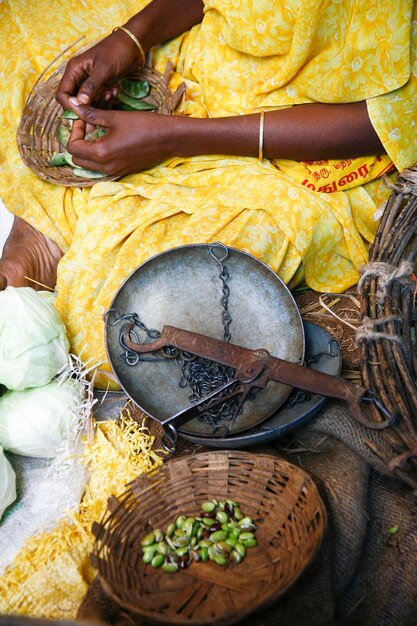 Foto sezione centrale di una donna che vende fagioli al mercato