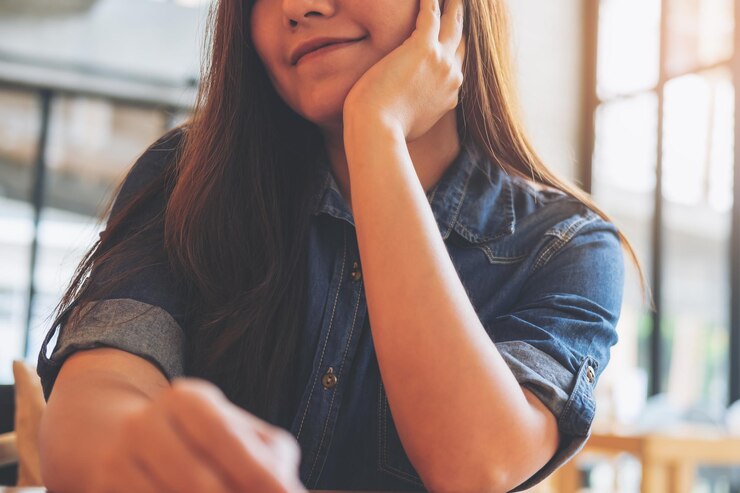 Photo カフェに座っている女性のミッドセクション