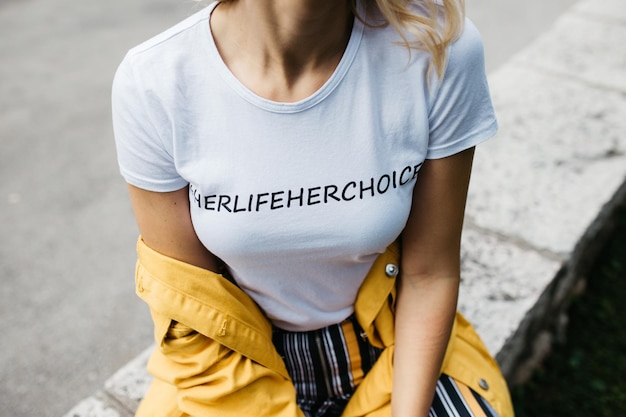 Photo midsection of woman sitting outdoors