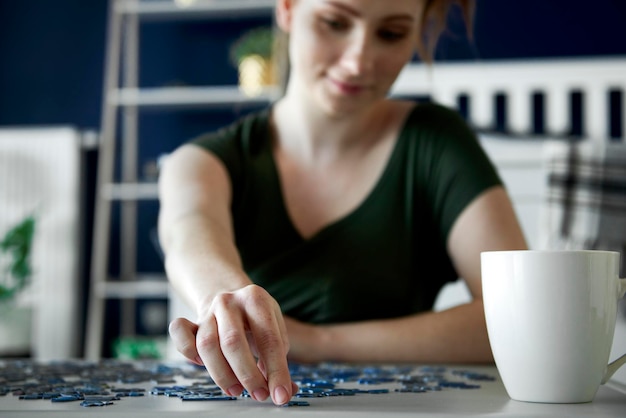 Photo midsection of woman sitting at table