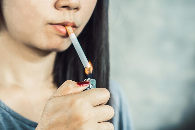 Foto sezione centrale di una donna che fuma