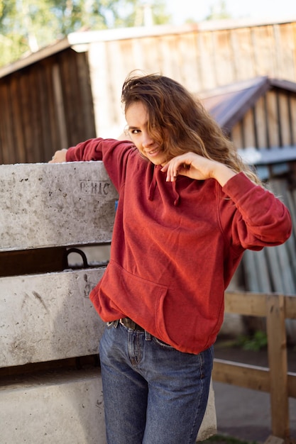 Photo midsection of woman standing against railing