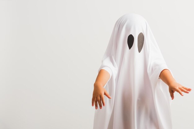 Photo midsection of woman standing against white background