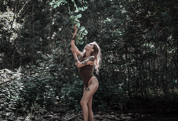 Photo midsection of woman standing by plants in forest