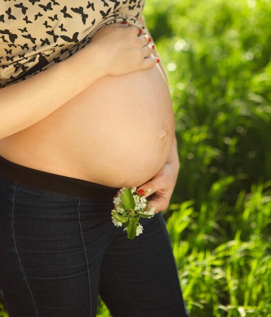 Photo midsection of woman standing by plants