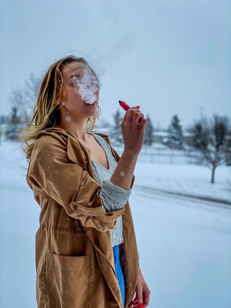 Photo midsection of woman standing by snow against sky