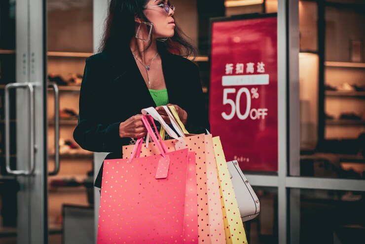 Photo 店のそばに立っている女性のミッドセクション
