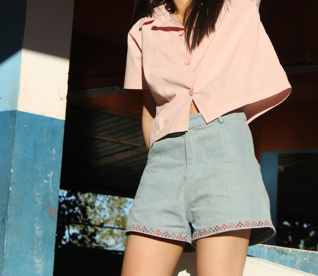 Photo midsection of woman standing outdoors