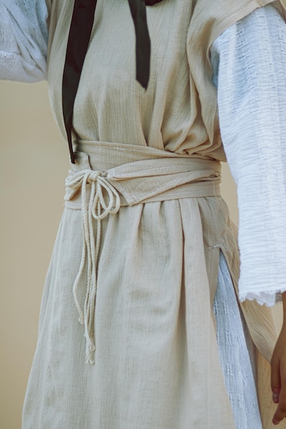 Photo midsection of woman standing in traditional clothing against brown background