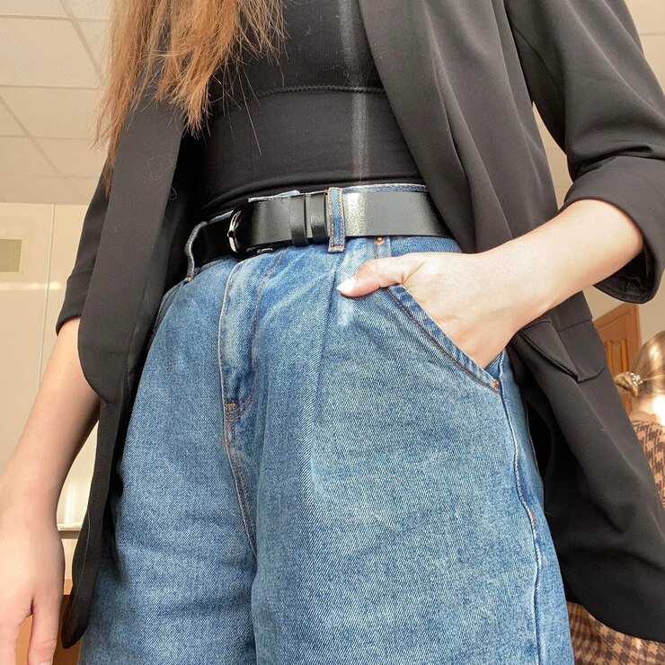 Photo 주머니 에 손 을 고 서 있는 여자 의 중간 부분