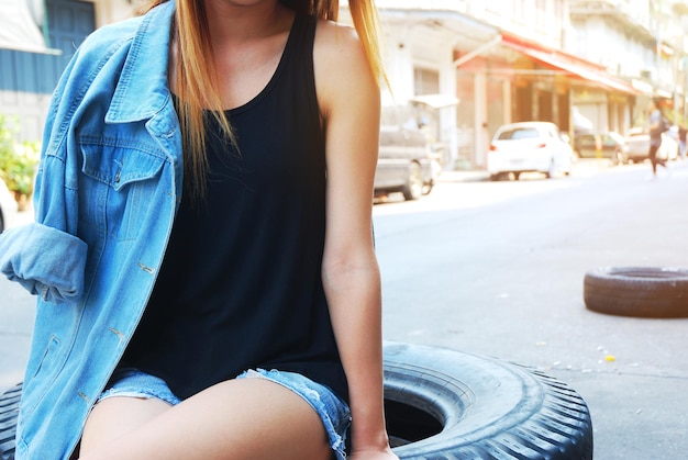 Photo midsection of woman on street in city