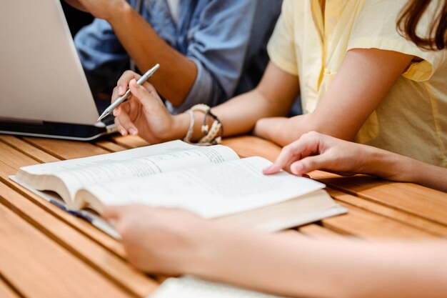 Foto sezione centrale di una donna che studia con gli amici