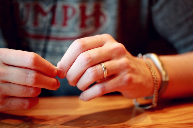 Photo midsection of woman at table