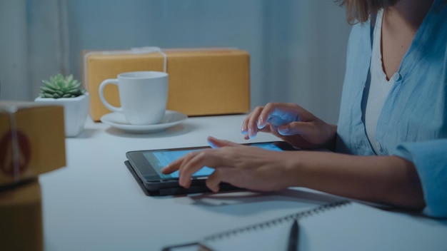 Photo midsection of woman using digital tablet at office