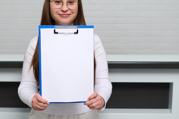 Foto sezione centrale di una donna che usa un tablet digitale