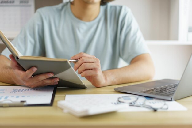 Photo midsection of woman using laptop at office