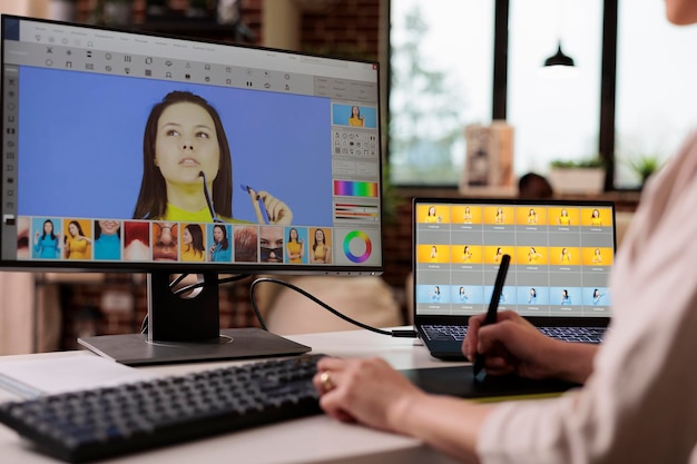 Photo midsection of woman using laptop at office