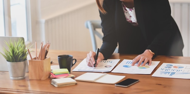 Photo midsection of woman using laptop on table