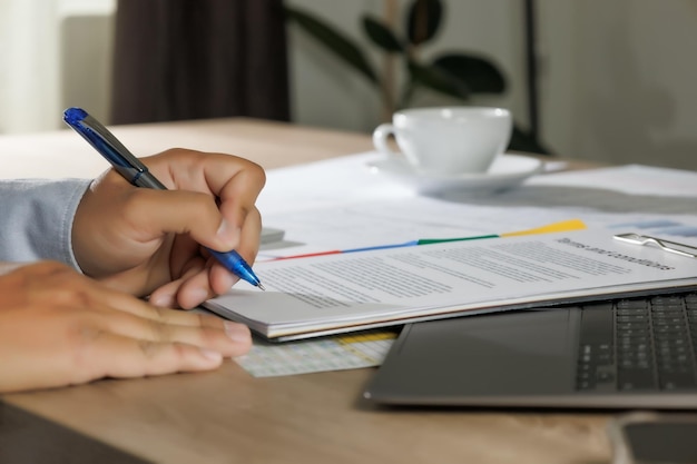 Photo midsection of woman using laptop on table