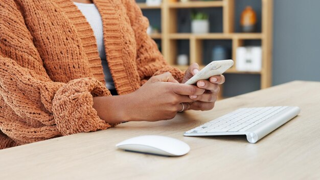 Photo midsection of woman using laptop on table