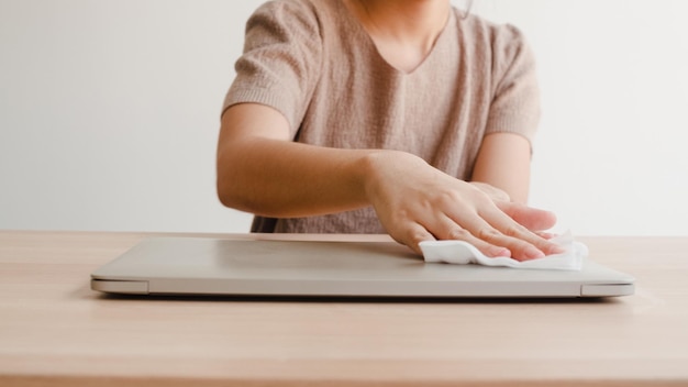 Photo midsection of woman using laptop on table