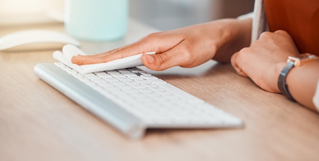 Photo midsection of woman using laptop on table