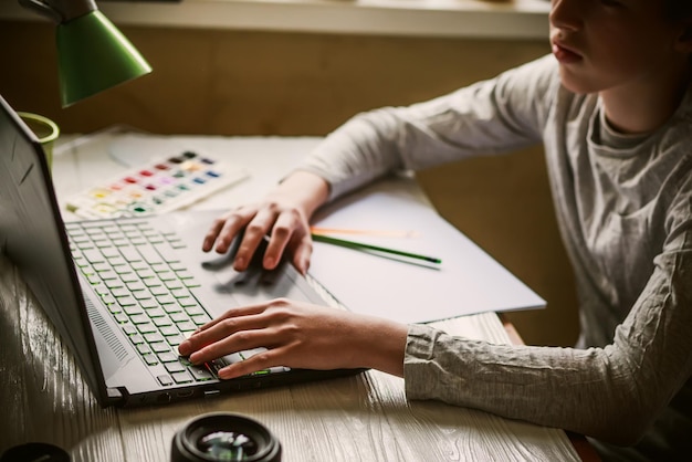 Photo midsection of woman using laptop at table