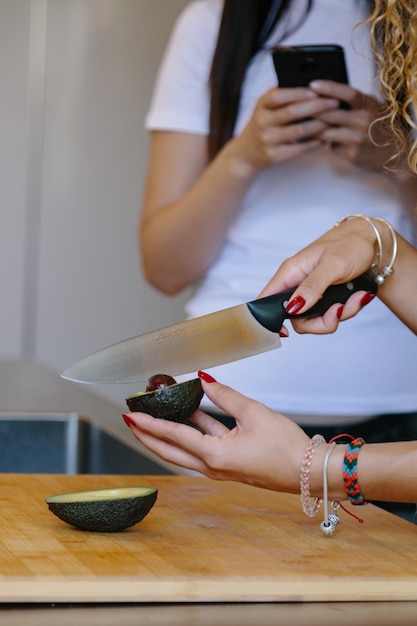 Photo midsection of woman using laptop on table