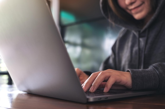 Photo midsection of woman using laptop on table