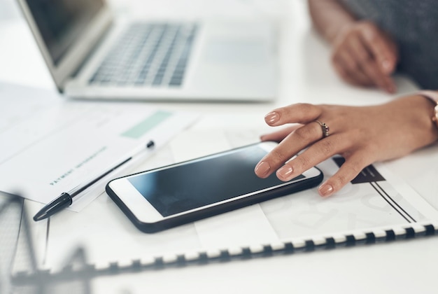 Photo midsection of woman using laptop on table