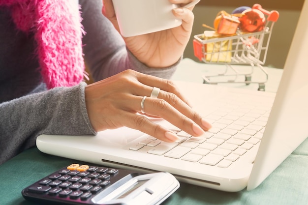 Photo midsection of woman using laptop on table