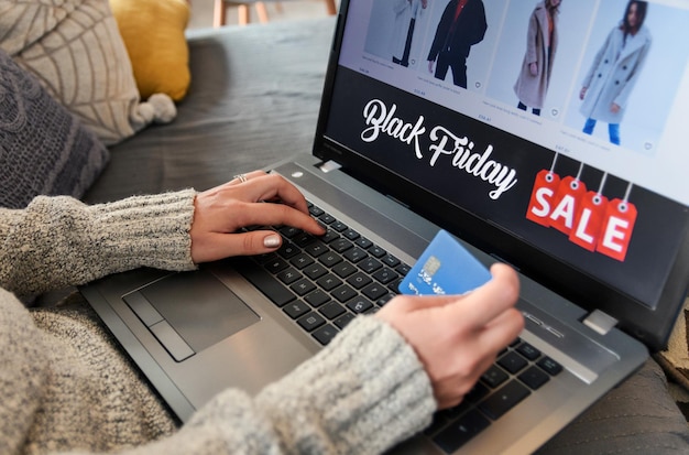 Photo midsection of woman using laptop while doing online shopping at home
