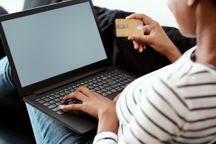 Photo midsection of woman using laptop