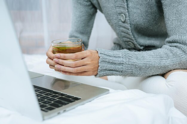 Photo midsection of woman using laptop